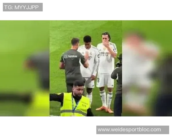 多特高层与球员赛后安慰小贝林厄姆因解围失误致拜仁进球 多特高层与球员赛后安慰小贝林厄姆因解围失误致拜仁进球