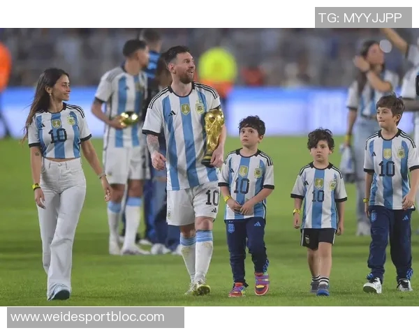 安东内拉庆祝儿子蒂亚戈13岁生日，社交媒体分享温馨照片感动满满