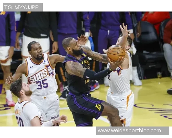 湖人对阵太阳的比赛戏剧性十足近期状态起伏不定表现令人关注 湖人对阵太阳的比赛戏剧性十足近期状态起伏不定表现令人关注