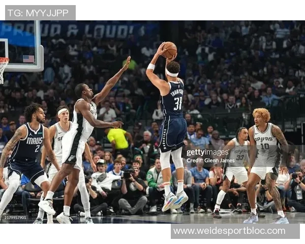 克莱汤普森状态低迷9投仅3中三分球命中率惨淡仅1中6