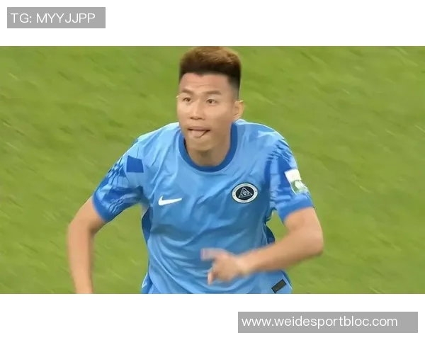 杨一鸣肘击被红牌罚下新鹏城领先后遭遇人数劣势