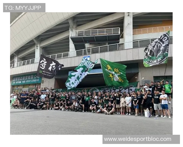 国安足协杯冠军献给已逝球迷杨雪金色座椅与奖杯共同见证感动时刻