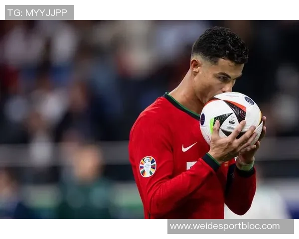 C罗梅开二度助利雅得逆转胜利庆祝照分享展现拼搏精神